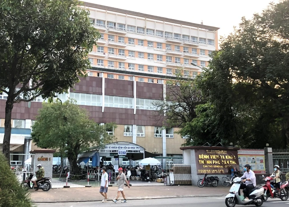 2 nhân viên BV Đa khoa TP Cần Thơ phù phép nước lọc thành hóa chất Việt Á nhưng cơ quan điều tra không khởi tố giám đốc