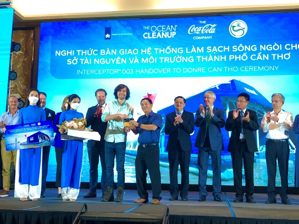 Đại diện Tổ chức làm sạch biển thực hiện nghi thức bàn giao bảng điều khiển hệ thống làm sạch sông ngòi cho đại diện Sở TN&MT TP Cần Thơ tại buổi Lễ. Ảnh: NHẪN NAM Đại diện Tổ chức làm sạch biển thực hiện nghi thức bàn giao bảng điều khiển hệ thống làm sạch sông ngòi cho đại diện Sở TN&MT TP Cần Thơ tại buổi Lễ. Ảnh: NHẪN NAM