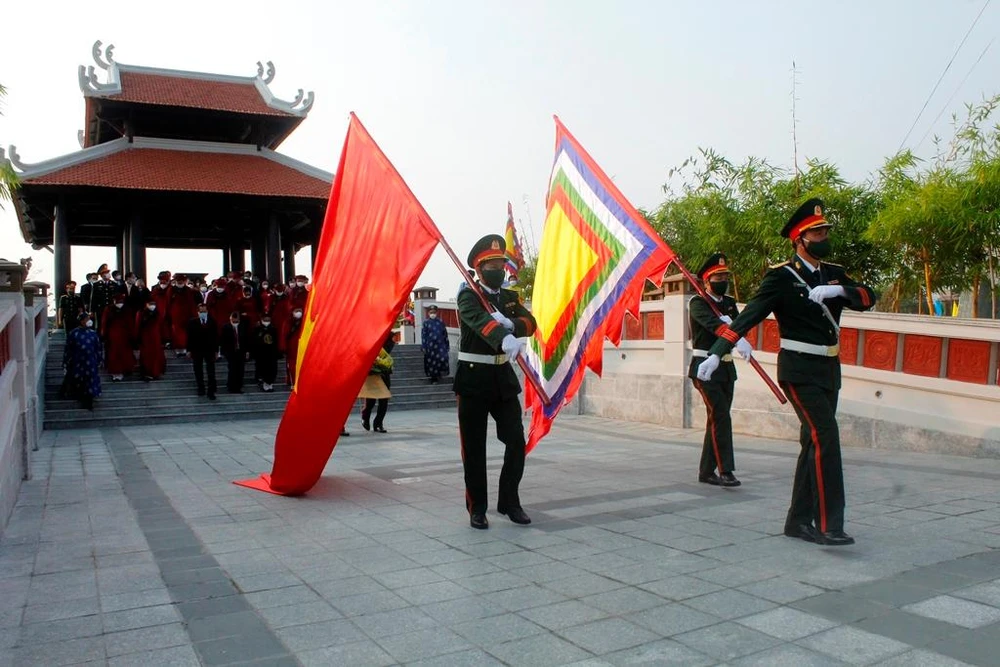 Nghi thức dâng hương tại Đền thờ Vua Hùng TP Cần Thơ. Ảnh: NHẪN NAM