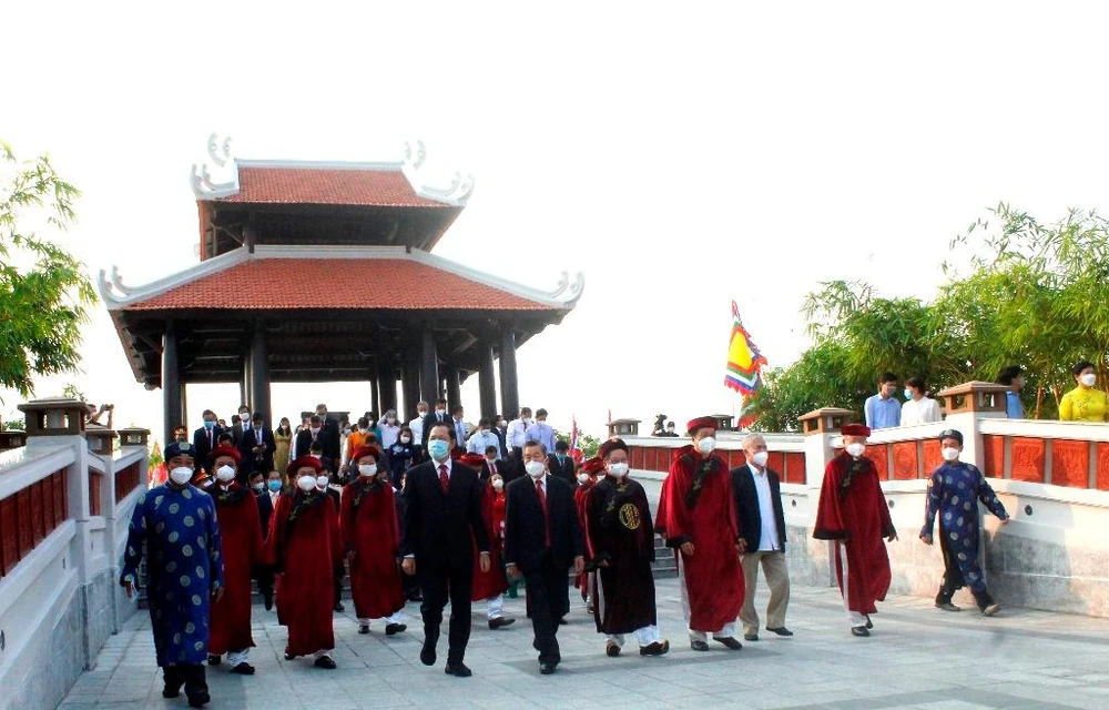 Đoàn lãnh đạo TP Cần Thơ cùng các cơ quan ban, ngành, địa phương về dâng hương Vua Hùng nhân ngày giỗ Tổ. Ảnh: NHẪN NAM