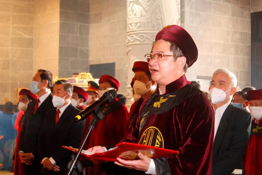 Ông Trần Việt Trường - Chủ tịch UBND TP Cần Thơ, Chủ lễ báo cáo trước anh linh các Vua Hùng tại buổi Lễ. Ảnh: NHẪN NAM