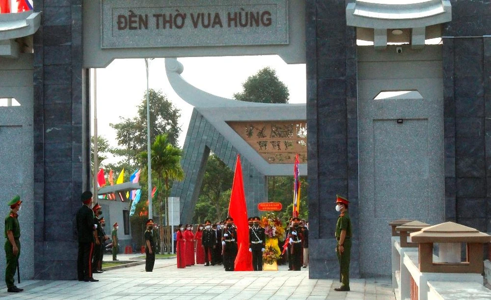 Từ khoảng 7 giờ sáng, Lãnh đạo TP Cần Thơ cùng các cơ quan, ban ngành đã chuẩn bị tổ chức Lễ dâng hương các Vua Hùng. Ảnh: NHẪN NAM