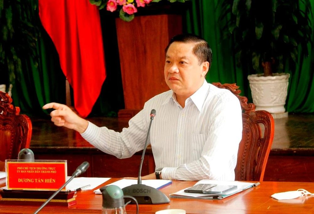 Phó Chủ tịch thường trực UBND TP Cần Thơ Dương Tấn Hiển góp ý tại cuộc họp chiều 12-4. Ảnh: NHẪN NAM