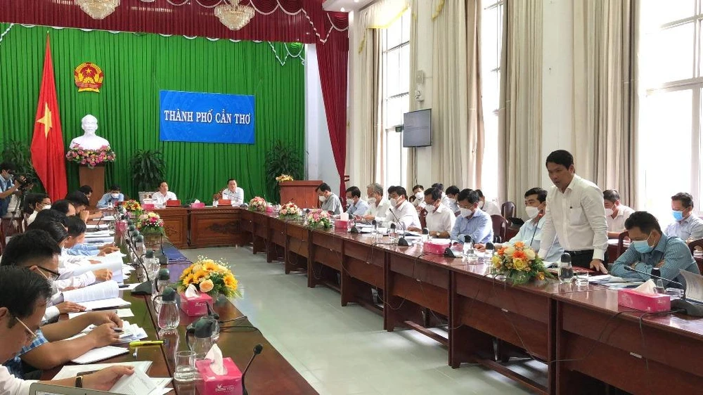 Đại biểu tham gia góp ý cho nhiệm vụ quy hoạch chung tại cuộc họp chiều 12-4. Ảnh: NHẪN NAM