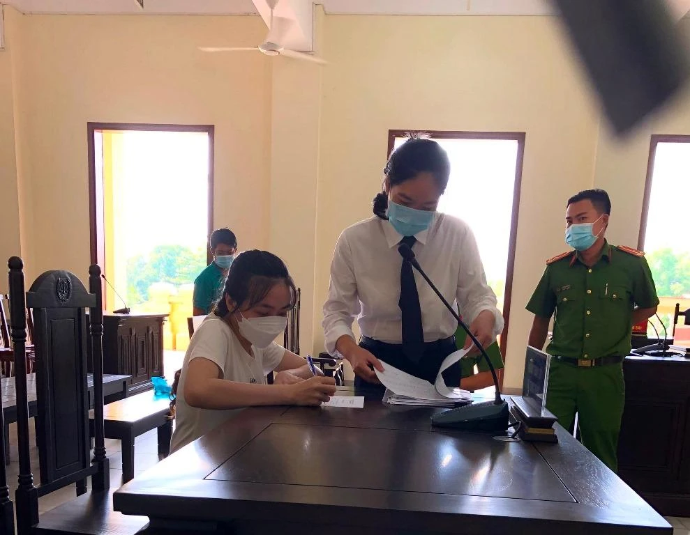 Bị cáo Nguyễn Thị Anh Thư ngồi viết các giấy tờ theo hướng dẫn của thư ký tòa sau khi rút kháng cáo. Ảnh: NHẪN NAM Bị cáo Nguyễn Thị Anh Thư ngồi viết các giấy tờ theo hướng dẫn của thư ký tòa sau khi rút kháng cáo. Ảnh: NHẪN NAM