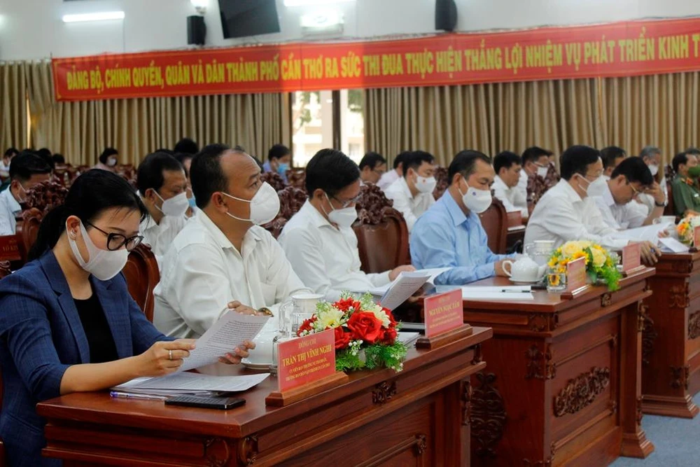 Các đại biểu dự hội nghị tổng kết 10 năm thực hiện nghị quyết số 07/2012 của Thành ủy Cần Thơ chiều 14-4. Ảnh: NHẪN NAM