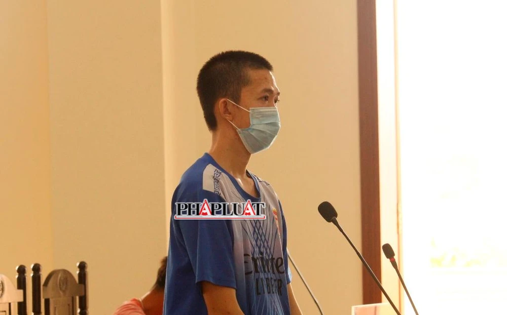 Bị cáo Hữu tại tòa ngày 15-4. Ảnh: NHẪN NAM Bị cáo Hữu tại tòa ngày 15-4. Ảnh: NHẪN NAM