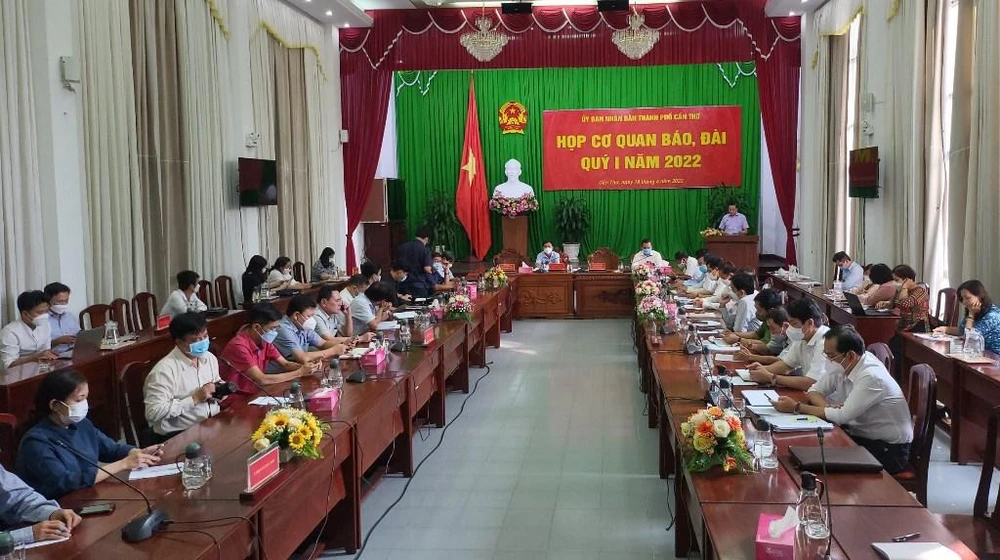 Quang cảnh cuộc họp báo quý I-2022 tại UBND TP Cần Thơ. Ảnh: CHÂU ANH