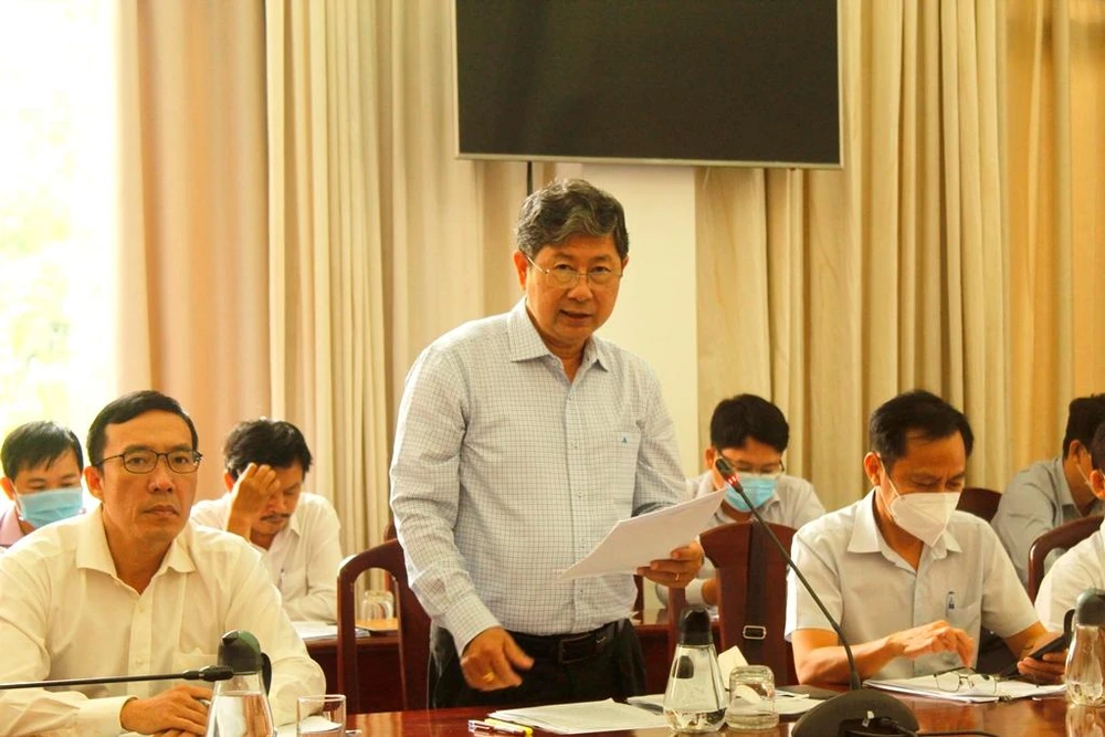 Phó Giám đốc Sở Xây dựng Tạ Chí Nhân báo cáo tại buổi giám sát của Đoàn ĐBQH đơn vị TP Cần Thơ ngày 19-4. Ảnh: NHẪN NAM