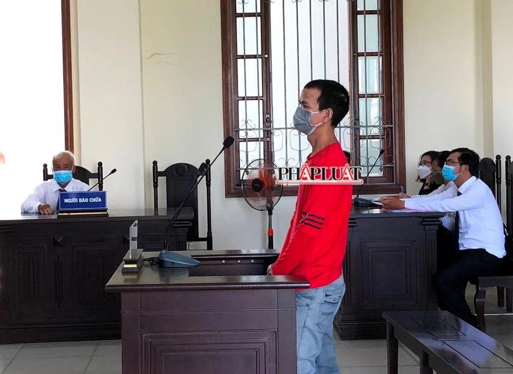 Bị cáo Hận nghe tòa tuyên án chiều 20-4. Ảnh: NHẪN NAM