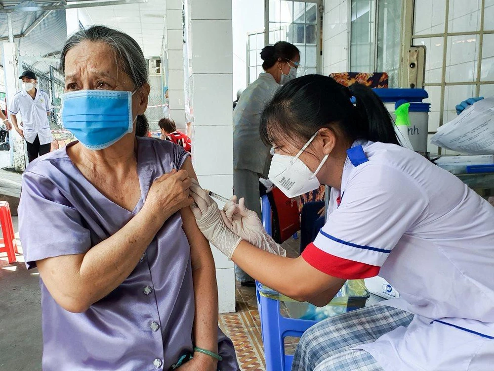 Tiêm vaccine bảo vệ sức khỏe cho người cao tuổi ở Cần Thơ. Ảnh: CHÂU ANH Tiêm vaccine bảo vệ sức khỏe cho người cao tuổi ở Cần Thơ. Ảnh: CHÂU ANH
