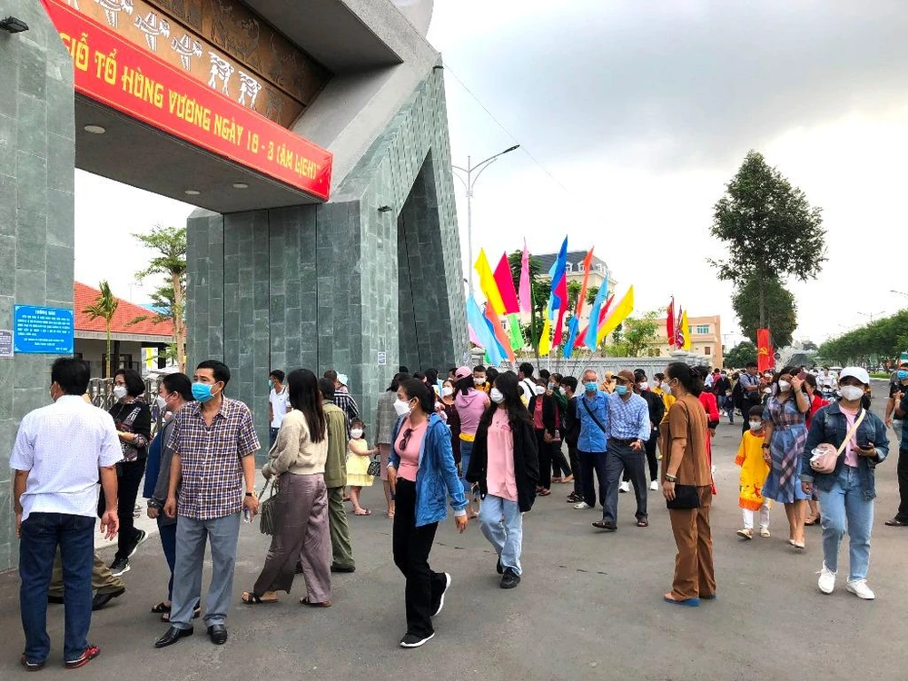 Từ ngày 7 đến 11-4, đã có hơn 70.000 lượt người đến tham quan, chiêm bái tại Đền thờ Vua Hùng TP Cần Thơ. Ảnh: NHẪN NAM