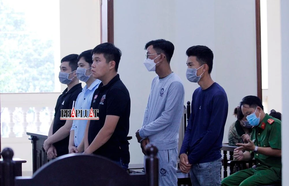 5/8 bị cáo có kháng nghị ra tòa ngày 29-4. Ảnh: NHẪN NAM