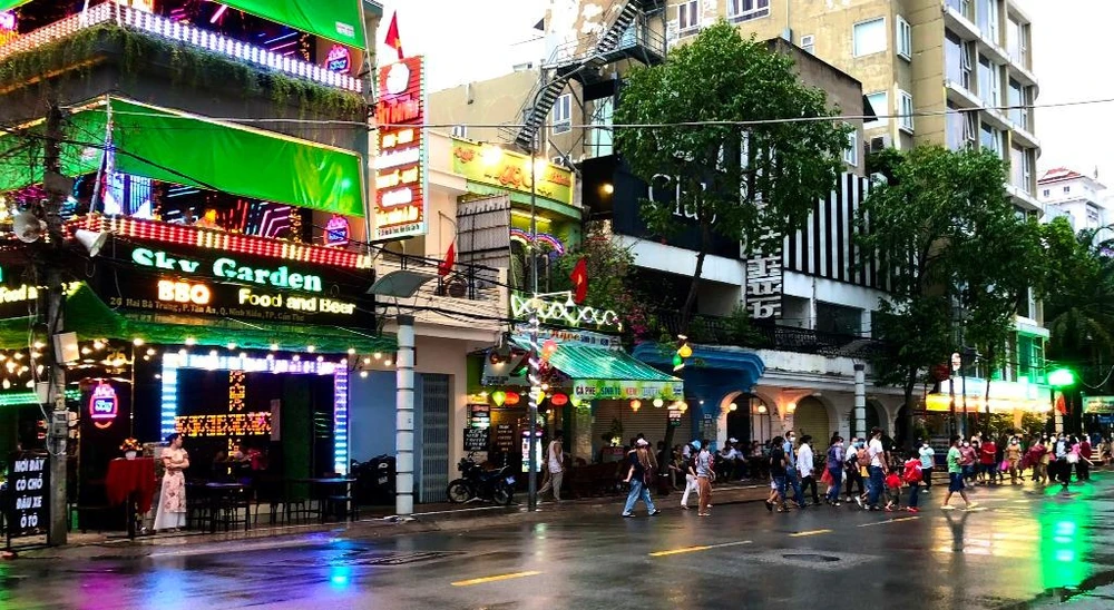 Phố đi bộ Ninh Kiều vừa được ra mắt dịp 30-4 cũng là một điểm vui chơi, ẩm thực hứa hẹn thu hút khách mỗi cuối tuần ở Cần Thơ. Ảnh: NHẪN NAM