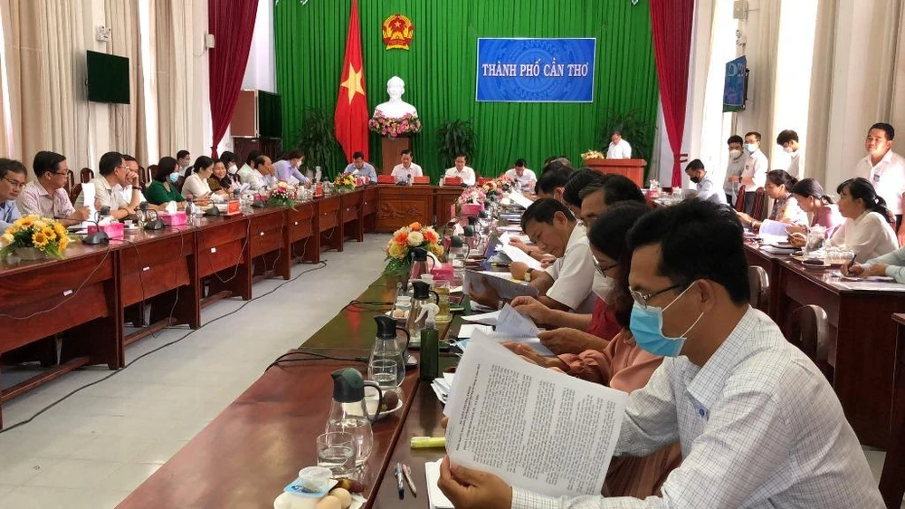 Cuộc họp thường kỳ tháng 4 tại UBND TP Cần Thơ. Ảnh: NHẪN NAM Cuộc họp thường kỳ tháng 4 tại UBND TP Cần Thơ. Ảnh: NHẪN NAM