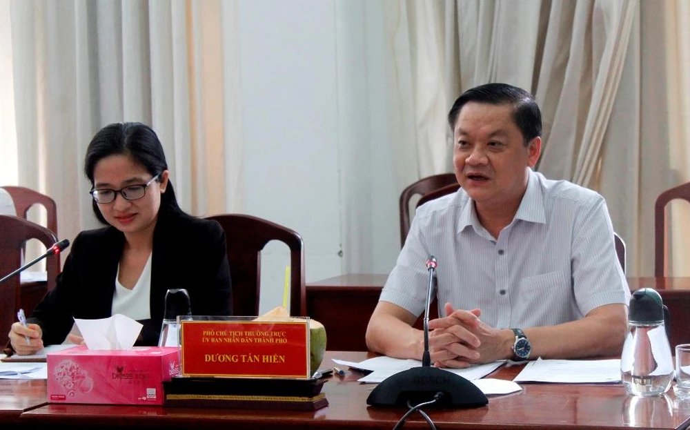 Phó Chủ tịch UBND TP Cần Thơ Dương Tấn Hiển trao đổi thông tin tại cuộc làm việc với Tham tán Kinh tế - Thương mại, Đại sứ quán Tây Ban Nha chiều 6-5. Ảnh: NHẪN NAM