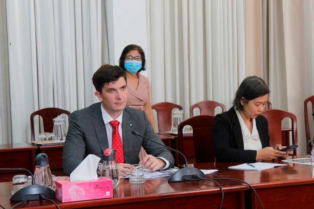 Ông Nestor Santos Franco, Tham tán Kinh tế - Thương mại, Đại sứ quán Tây Ban Nha tại Việt Nam làm việc tại Cần Thơ chiều 6-5. Ảnh: NHẪN NAM