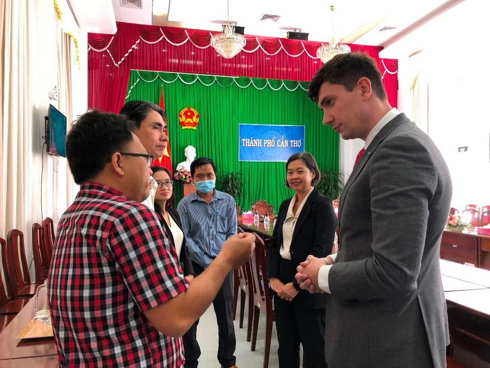 Ông Nestor Santos Franco, Tham tán Kinh tế - Thương mại, Đại sứ quán Tây Ban Nha tại Việt Nam trao đổi với cán bộ Sở Xây dựng TP Cần Thơ sau cuộc làm việc chính thức. Ảnh: NHẪN NAM