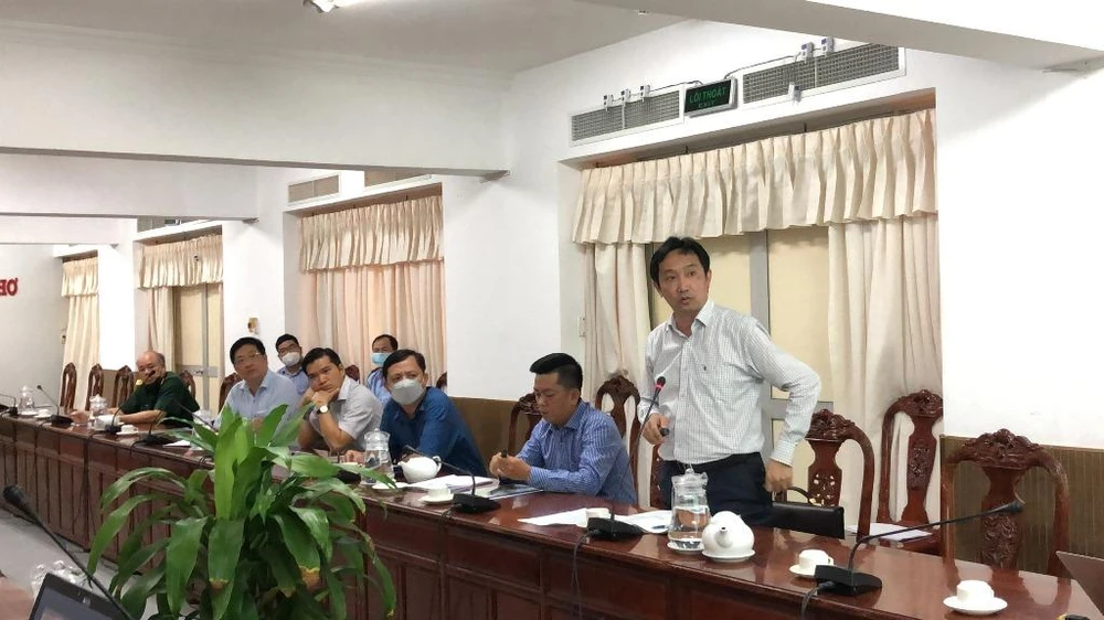 Giám đốc Sở GTVT Lê Tiến Dũng phân tích các đề xuất của tư vấn tại cuộc họp ngày 12-5. Ảnh: NHẪN NAM