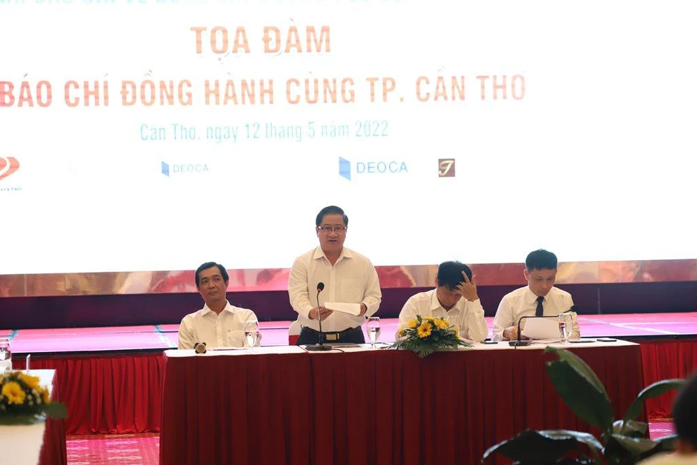 Chủ tịch UBND TP Cần Thơ phát biểu tại tọa đàm chiều 12-5. Ảnh: CQ