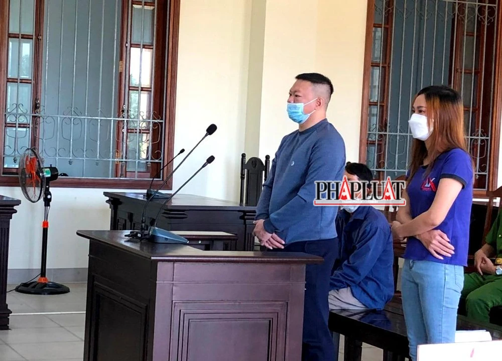 Hai bị cáo Nhật và Thảo tại tòa ngày 13-5. Ảnh: NHẪN NAM