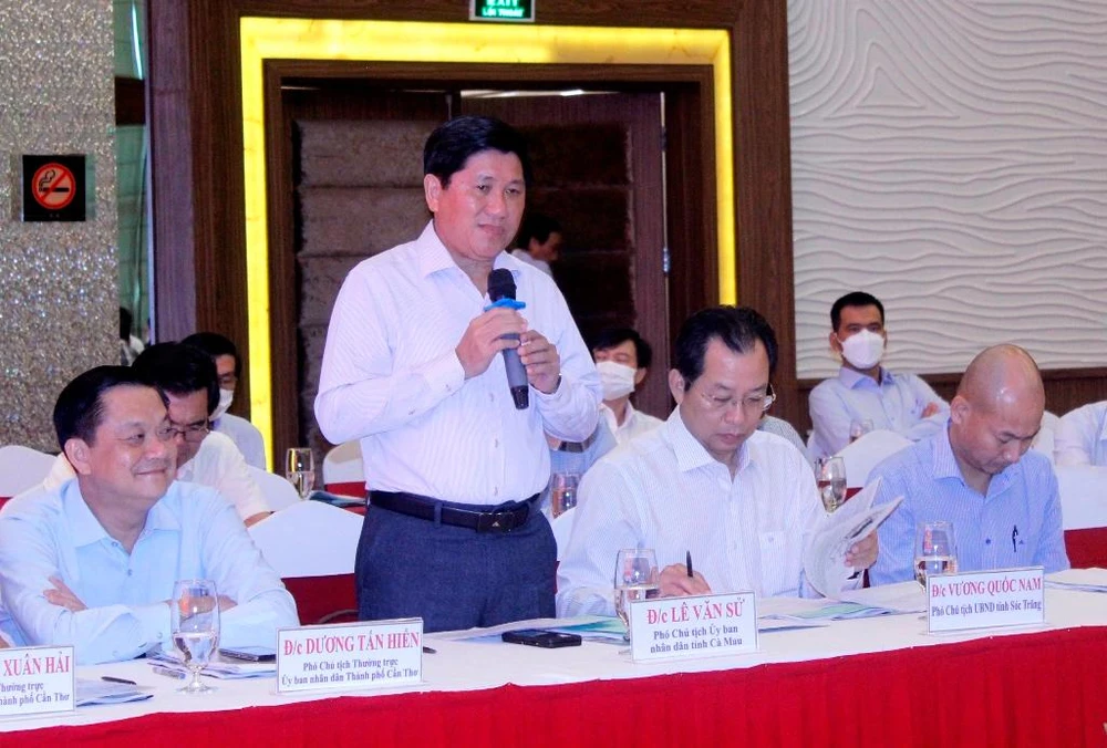 Phó Chủ tịch UBND tỉnh Cà Mau Lê Văn Sử góp ý tại hội nghị. Ảnh: NHẪN NAM