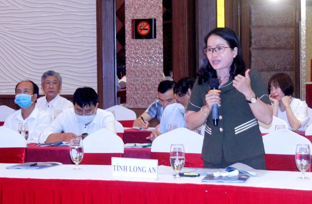 Phó Giám đốc Sở NN&amp;PTNT tỉnh Long An Đinh Thị Phương Khanh góp ý tại hội nghị. Ảnh: NHẪN NAM