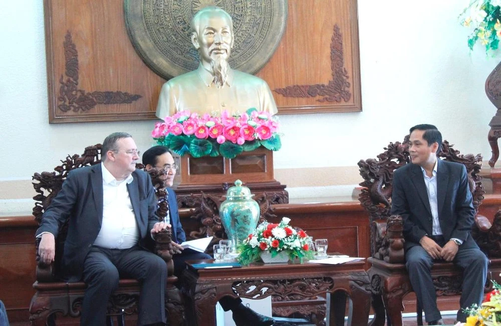 Ông Öry Csaba - Đại sứ đặc mệnh toàn quyền Hungary trao đổi công việc với Phó Chủ tịch UBND TP Cần Thơ Nguyễn Văn Hồng liên quan dự án BV Ung bướu TP Cần Thơ ngày 25-5. Ảnh: NHẪN NAM Ông Öry Csaba - Đại sứ đặc mệnh toàn quyền Hungary trao đổi công việc với Phó Chủ tịch UBND TP Cần Thơ Nguyễn Văn Hồng liên quan dự án BV Ung bướu TP Cần Thơ ngày 25-5. Ảnh: NHẪN NAM