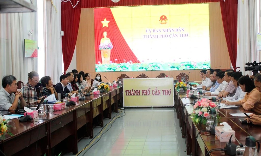 Đoàn khảo sát của Trường Đại học Fulbright làm việc với UBND TP Cần Thơ ngày 1-6. Ảnh: NHẪN NAM