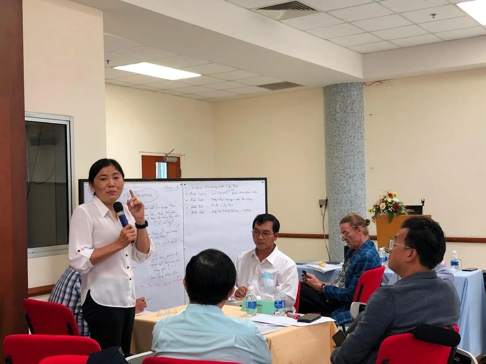 Đại biểu phát biểu ý kiến trong phần thảo luận tổ về các câu hỏi tham vấn. Ảnh: NHẪN NAM