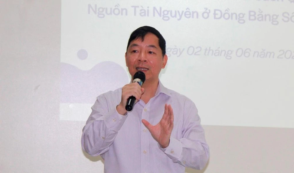 TS Vũ Thành Tự Anh phát biểu tại hội thảo tham vấn ngày 2-6. Ảnh: NHẪN NAM