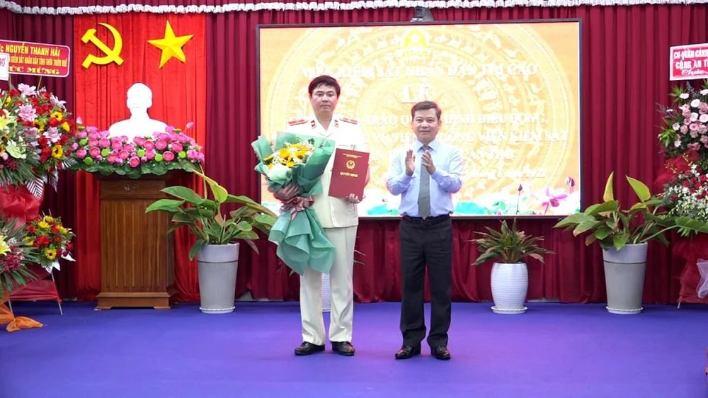 Viện trưởng VKSND Tối cao Lê Minh Trí trao quyết định bổ nhiệm chức vụ Viện trưởng VKSND TP Cần Thơ đối với ông Phạm Thanh Từng. Ảnh: CTV