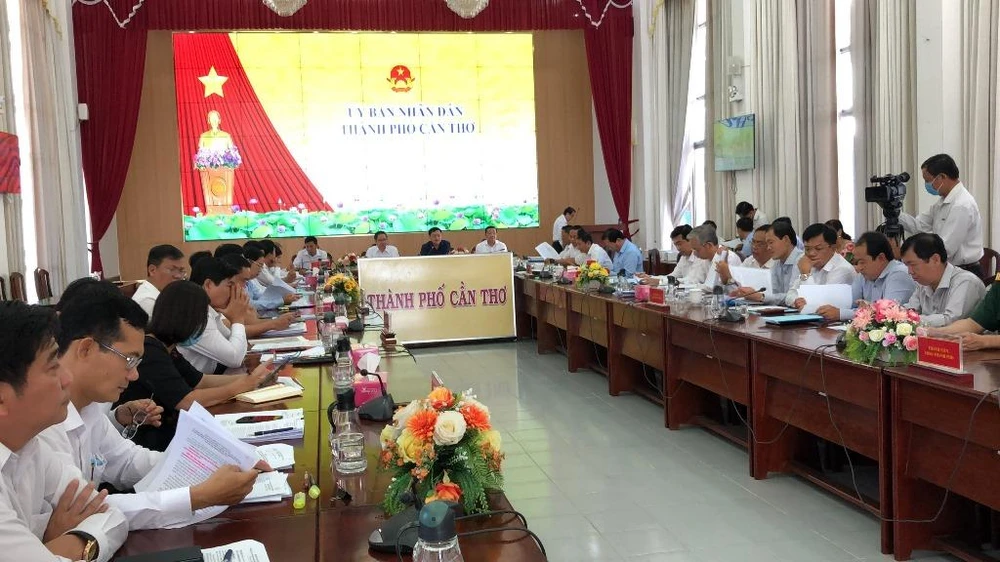 Cuộc họp thường kỳ UBND TP Cần Thơ tháng 5 diễn ra ngày 6-6. Ảnh: NHẪN NAM