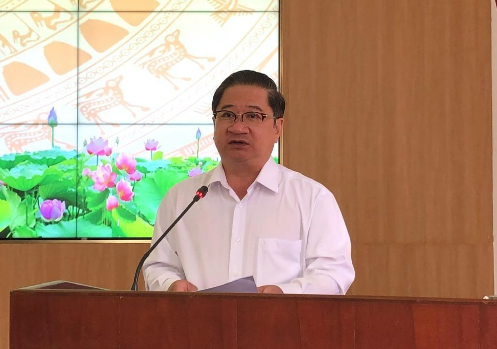 Chủ tịch UBND TP Cần Thơ Trần Việt Trường đề nghị ngành y tế phải tham mưu ngay việc tổ chức đấu thầu thuốc và vật tư y tế tại cuộc họp ngày 6-6. Ảnh: NHẪN NAM