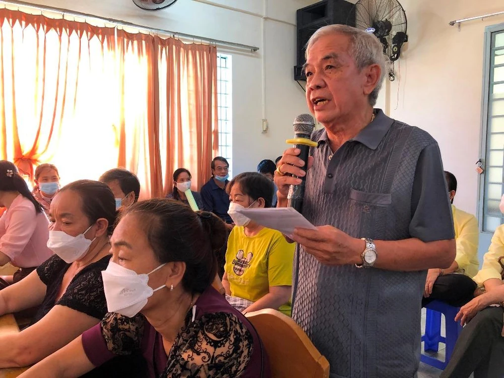 Cử tri Ngô Thành Tiếng phát biểu. Ảnh: NHẪN NAM