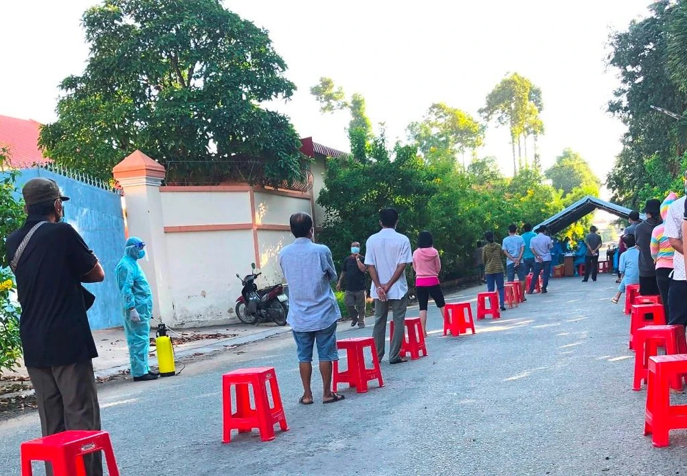 Người dân Cần Thơ xếp hàng để chờ xét nghiệm COVID-19 trên diện rộng toàn cộng đồng vào thời điểm tháng 8-2021. Ảnh: NN