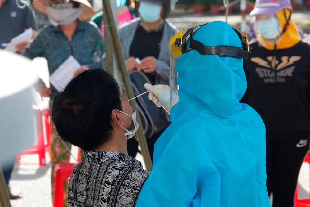 Nhân viên y tế lấy mẫu xét nghiệm COVID-19 cho người dân trên địa bàn TP Cần Thơ hồi tháng 8-2021. Ảnh: NN