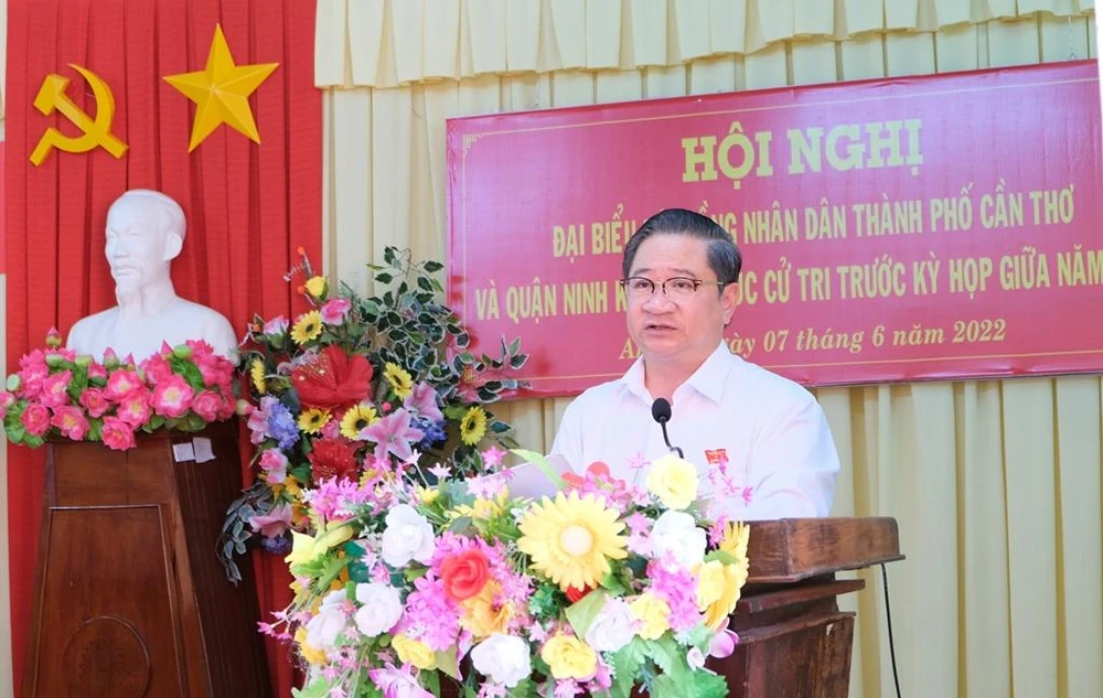 Chủ tịch UBND TP Cần Thơ trả lời một số nội dung cử tri nêu tại buổi tiếp xúc. Ảnh: KC
