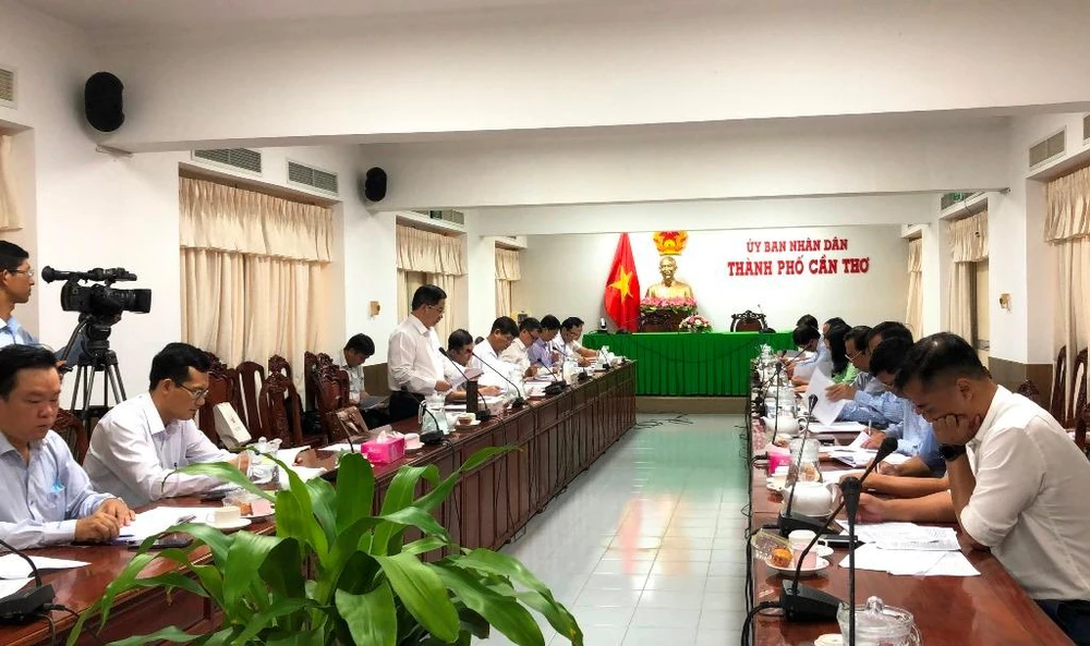 UBND TP Cần Thơ tổ chức cuộc họp với nhiều sở, ngành, địa phương để góp ý việc xây dựng Đề án. Ảnh: NHẪN NAM