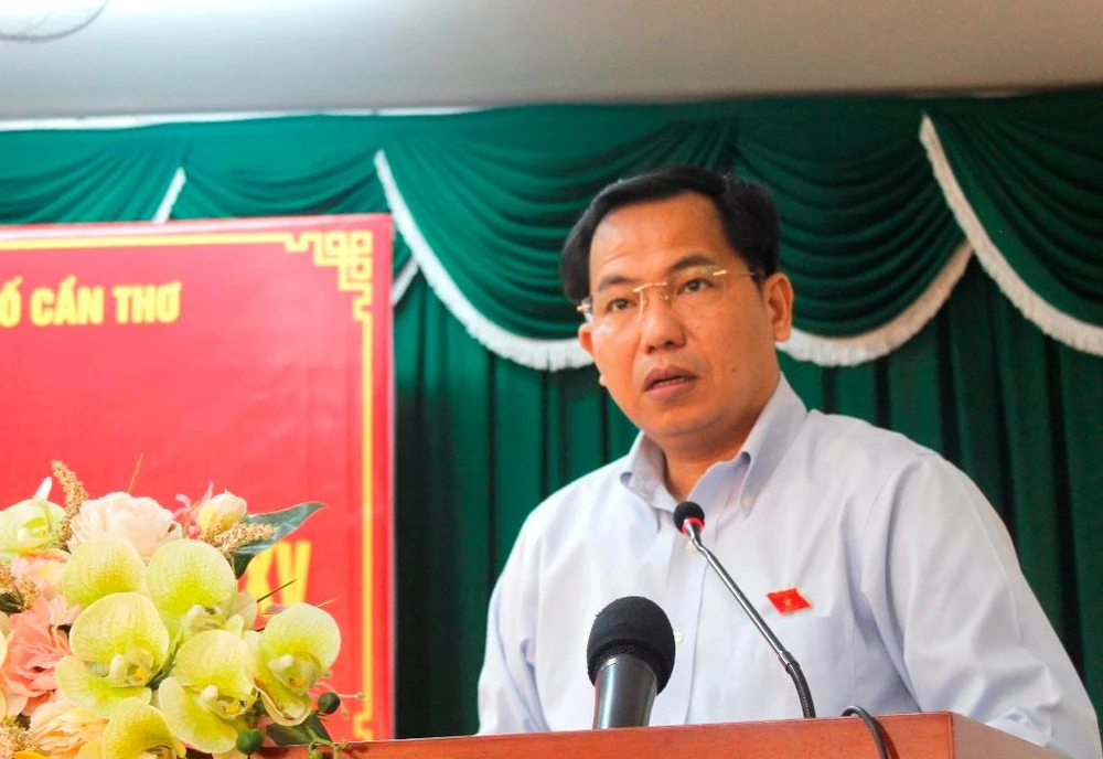 Bí thư Thành ủy, Trưởng Đoàn ĐBQH TP Cần Thơ Lê Quang Mạnh trả lời một số vấn đề cử tri nêu ra tại cuộc tiếp xúc sáng 20-6. Ảnh: NHẪN NAM