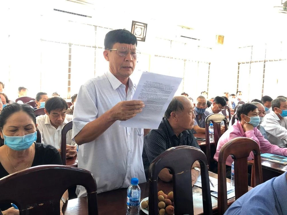 Cử tri Phạm Hùng Định phát biểu tại buổi tiếp xúc cử tri. Ảnh: NHẪN NAM