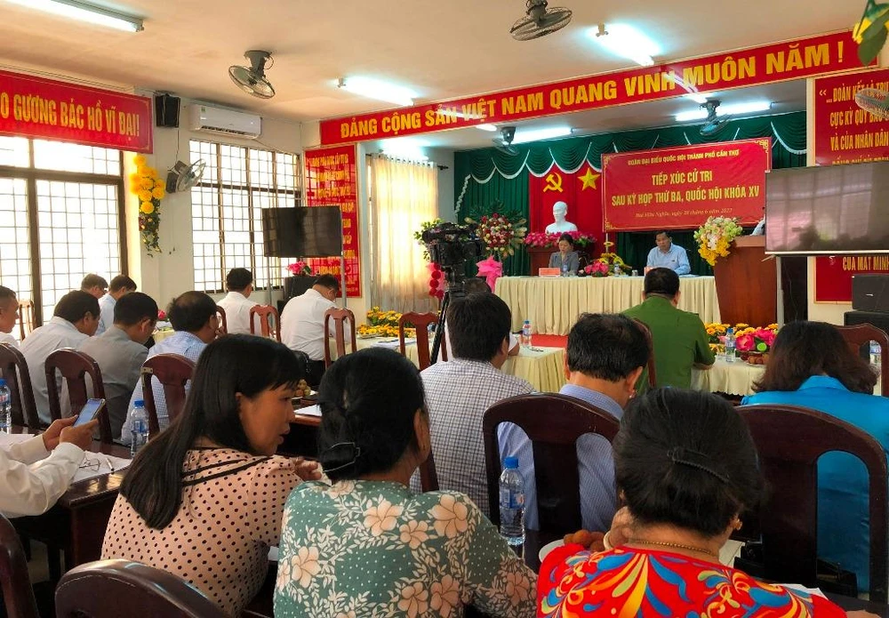 Quang cảnh buổi tiếp xúc cử tri sau kỳ họp thứ ba của các ĐBQH TP Cần Thơ sáng 20-6. Ảnh: NHẪN NAM