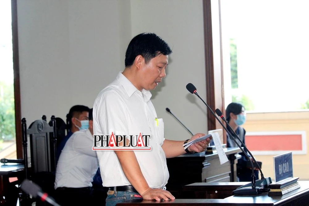Bị cáo Võ Vũ Bình cầm giấy đọc lời xin giảm nhẹ hình phạt cho bị cáo Chuyển trong lời nói sau cùng cuối giờ chiều 27-6. Ảnh: NHẪN NAM