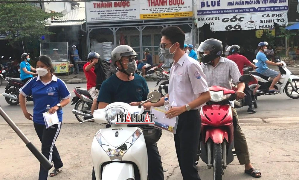 Phụ huynh bắt tay con trai như cách hai người đàn ông chúc mừng nhau để động viên con làm bài tốt. Ảnh: NHẪN NAM