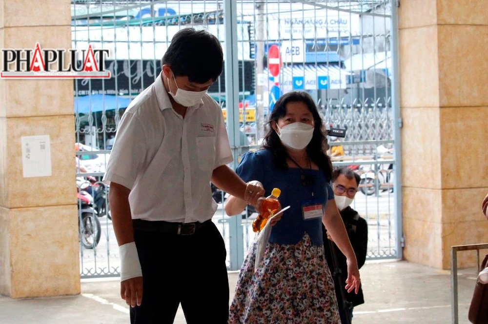 Có một giáo viên của trường đón Hùng ngay khi biết em vừa tới điểm thi. Ảnh: NHẪN NAM