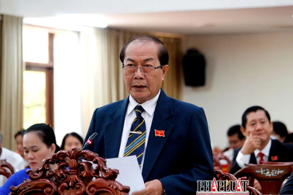 Đại biểu Nguyễn Văn Dũng hỏi về dự án sân golf Cồn Ấu chậm tiến độ. Ảnh: NHẪN NAM