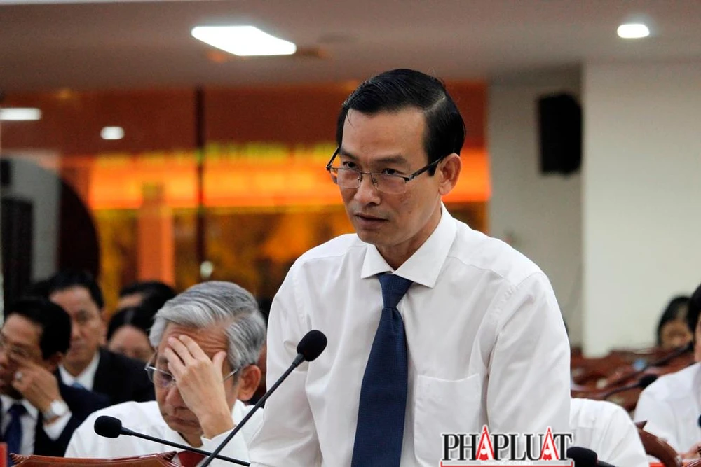 Giám đốc Sở KH-ĐT Lê Thanh Tâm trả lời về dự án sân golf Cồn Ấu. Ảnh: NHẪN NAM