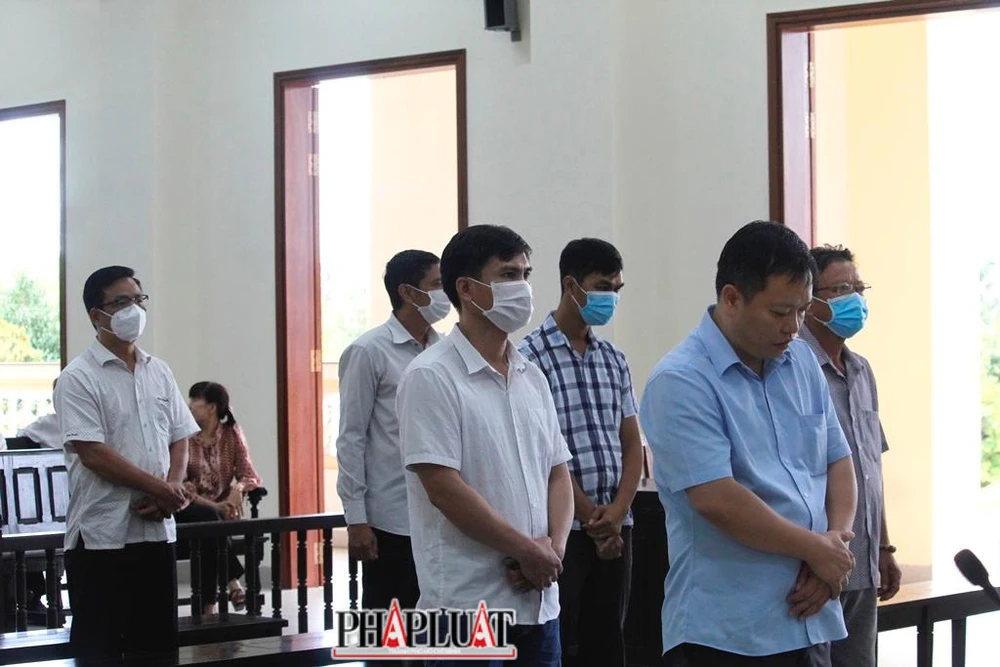 Các bị cáo nghe tòa phúc thẩm tuyên án chiều 11-8-2022. Ảnh: NHẪN NAM