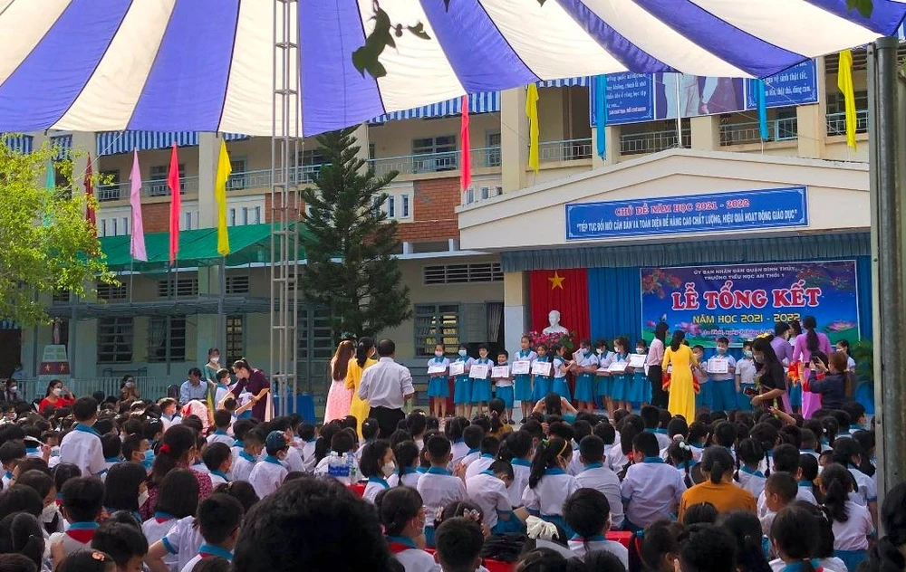 Một trường tiểu học ở Cần Thơ tổ chức lễ tổng kết năm học 2021-2022. Ảnh: NHẪN NAM