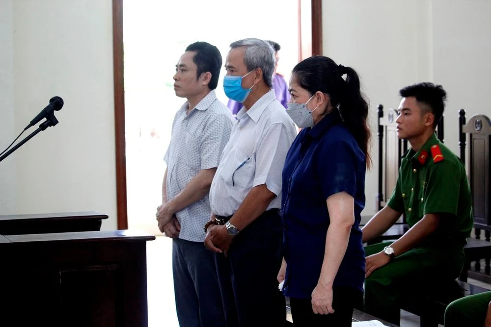 Các bị cáo tại tòa ngày 19-8. Ảnh: NHẪN NAM